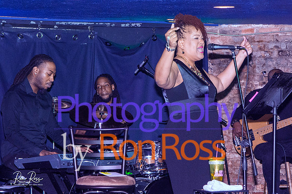 Angelique@MoreheadTavern_021