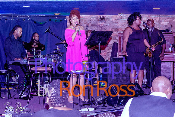 Angelique@MoreheadTavern_080