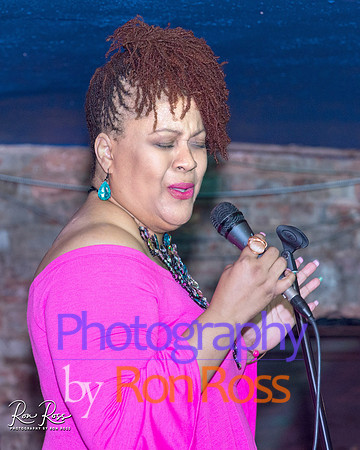 Angelique@MoreheadTavern_085