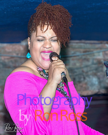 Angelique@MoreheadTavern_086