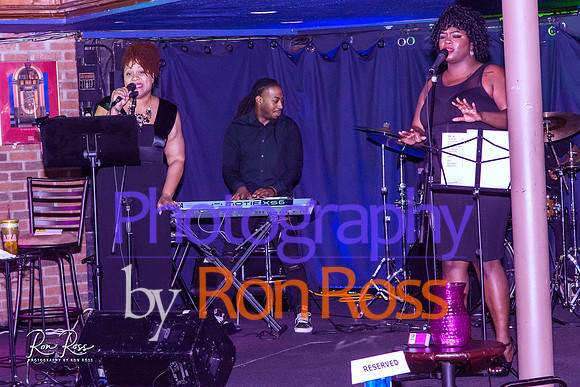Angelique@MoreheadTavern_048