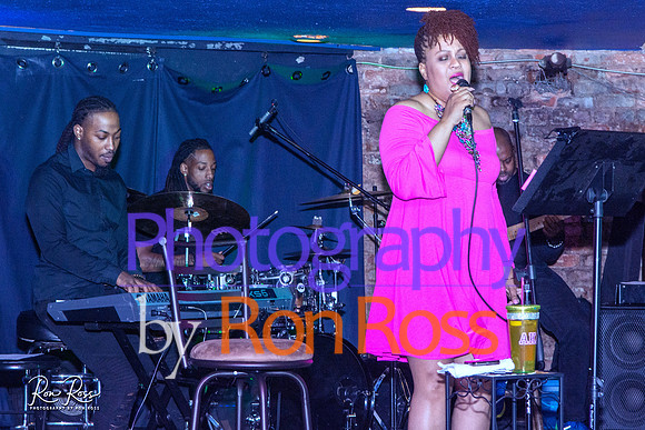 Angelique@MoreheadTavern_073