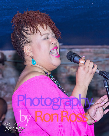 Angelique@MoreheadTavern_084