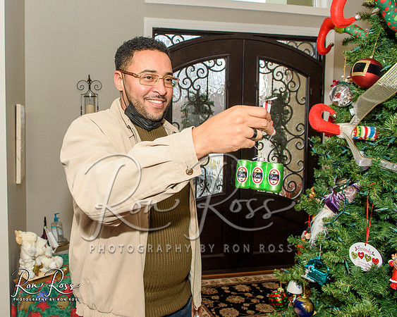 ReeseHollidayTreeTrimming-020