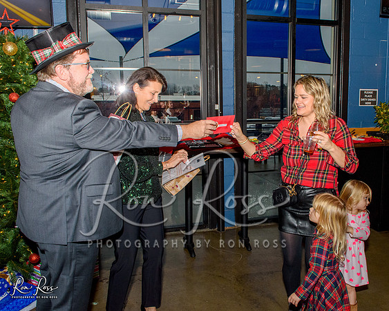 WesleyHgtsHolidayParty2023--037